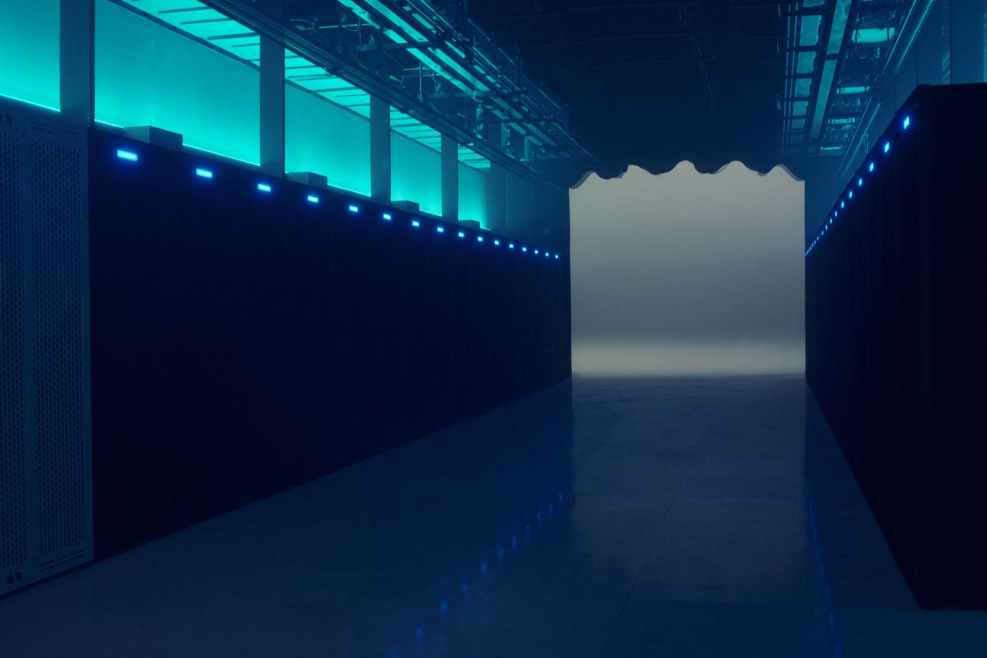 Pasillo de centro de datos moderno con racks iluminados en cian.